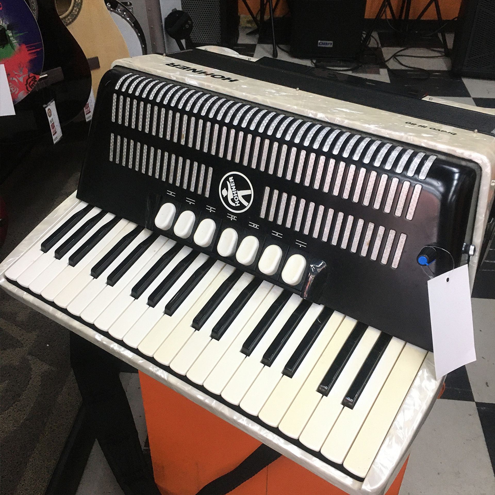 ACORDEON HOHNER BRAVO III 80 BAIXOS TERÇA DE VOZ E 7 REGISTROS COM