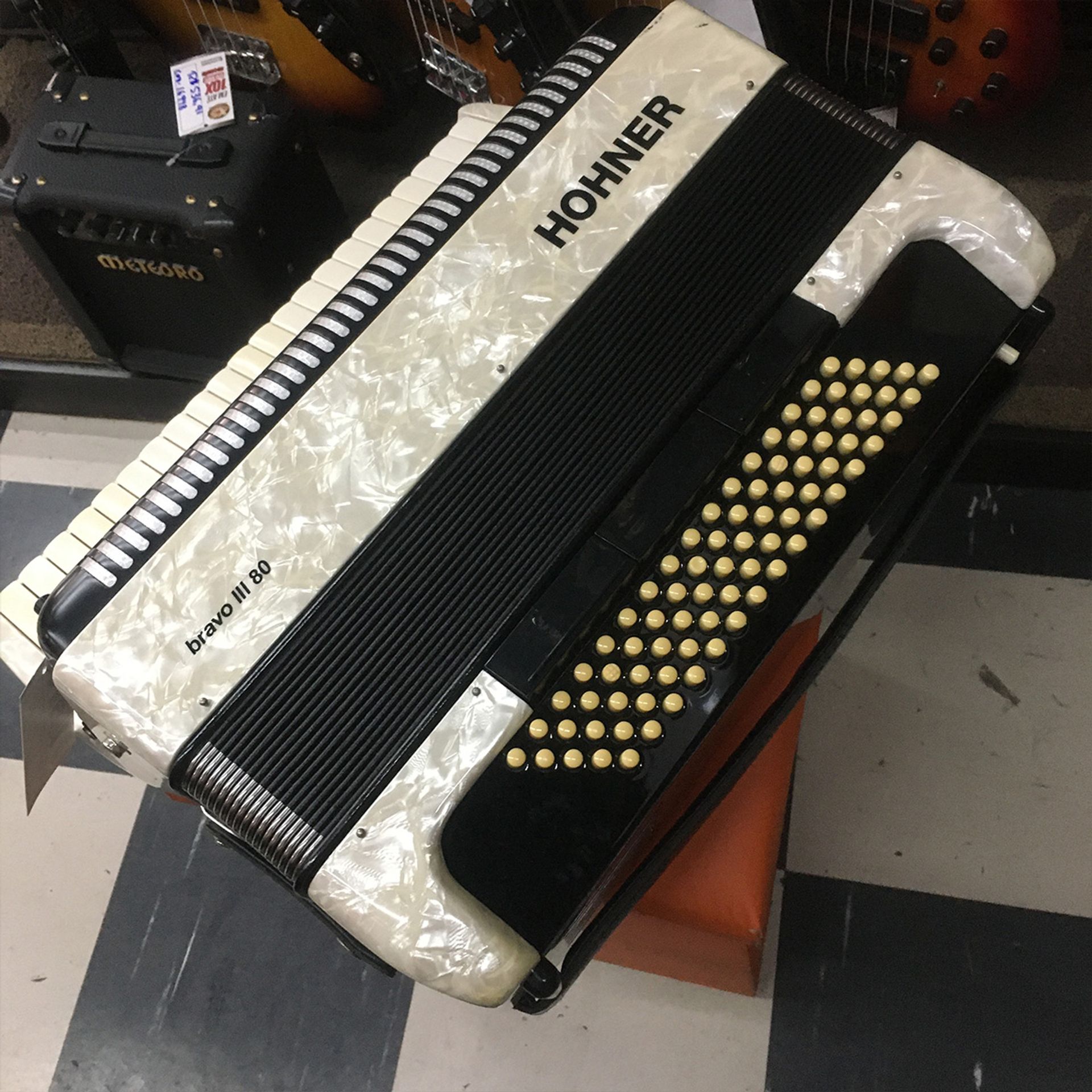 ACORDEON HOHNER BRAVO III 80 BAIXOS TERÇA DE VOZ E 7 REGISTROS COM