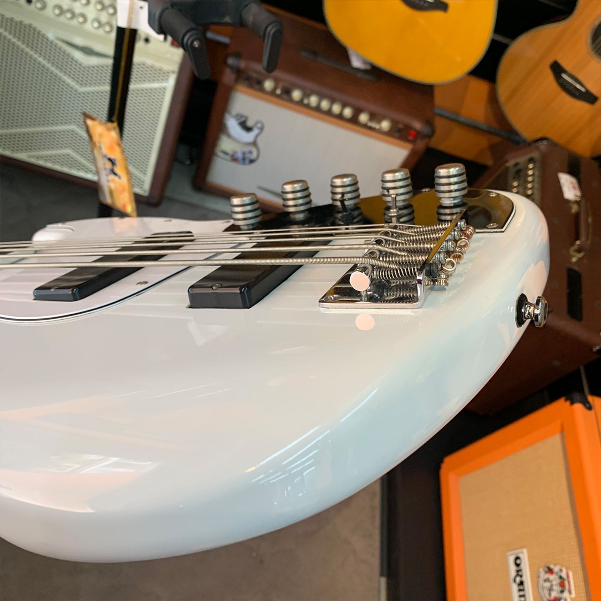 BAIXO DMARK JAZZ BASS 5C BRANCO BARTOLINI MKII PREAMP AGUILAR OPB3