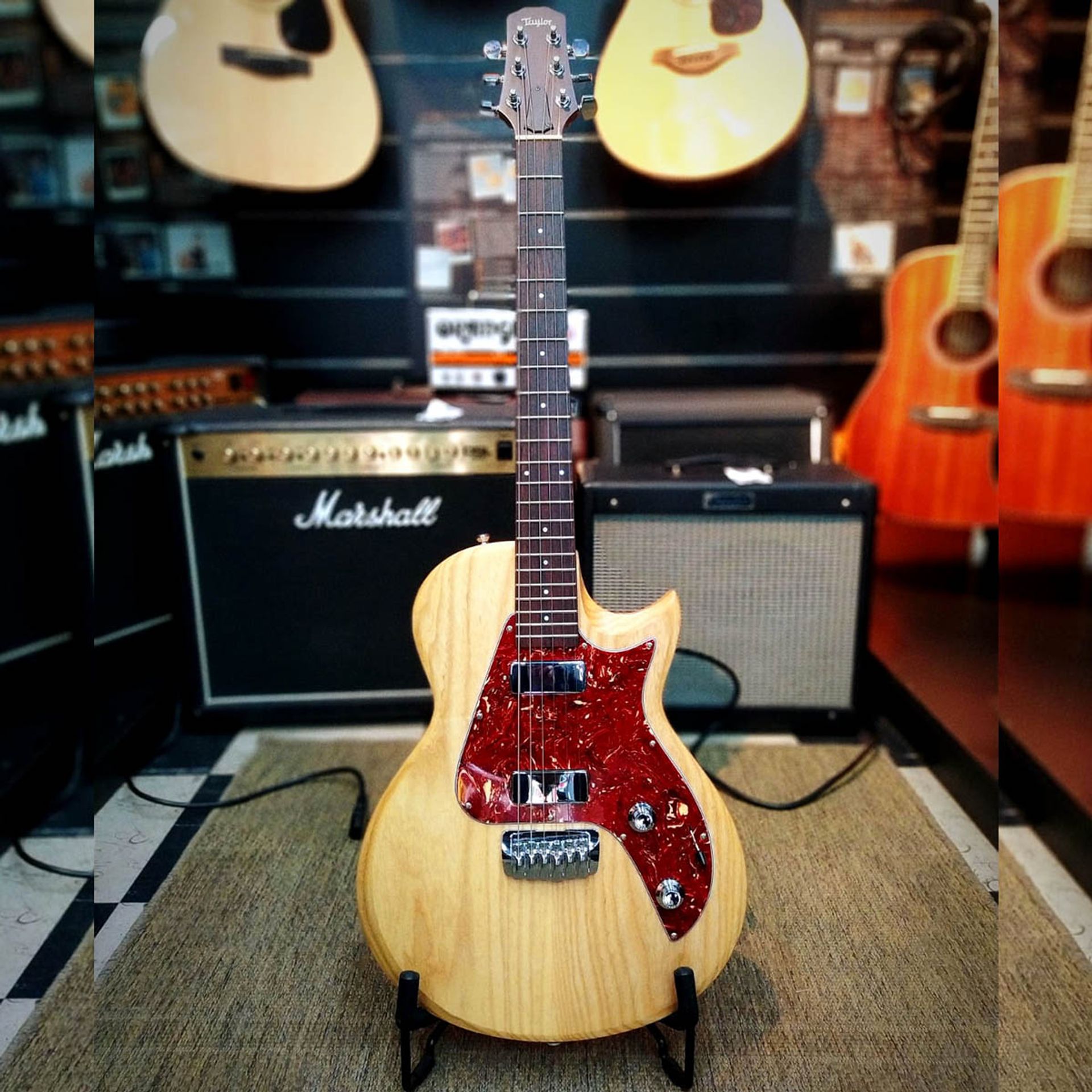 GUITARRA TAYLOR SOLID BODY TAYLOR SBX4 NT SHOWROOM X5Music